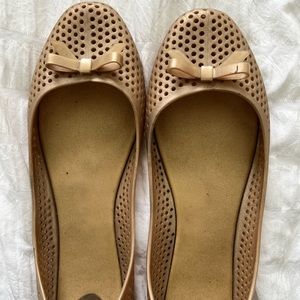 Mel rubber tan/gold flats size 9